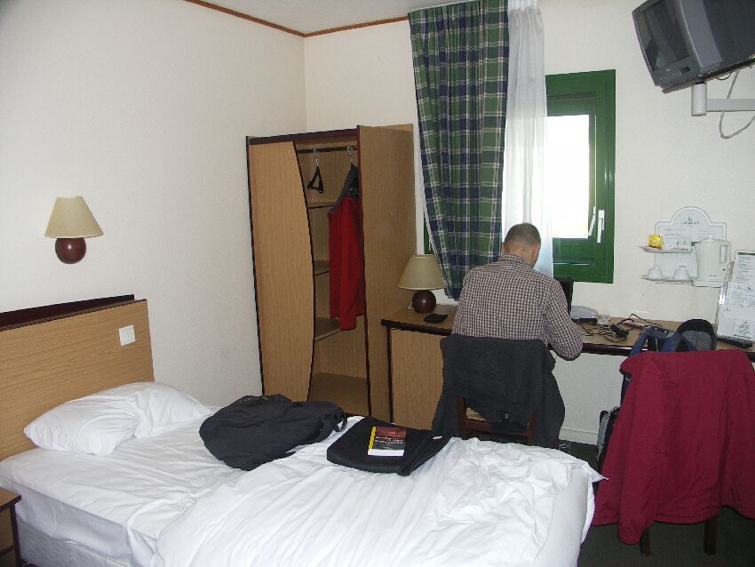 Ein spartanisches Hotelzimmer, keine Zahnbürste, keine Wechselwäsche...