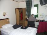 Ein spartanisches Hotelzimmer, keine Zahnbürste, keine Wechselwäsche...