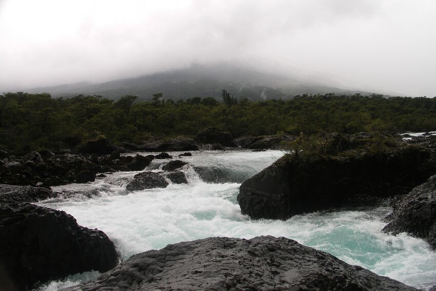an den Saltos del Petrohué, der Vulkan Osorno wolkenverhangen