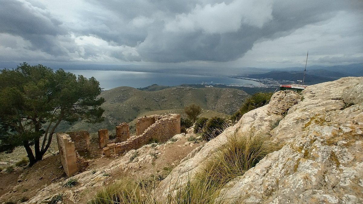 dramatisches Wolkentheater (mit Regen)