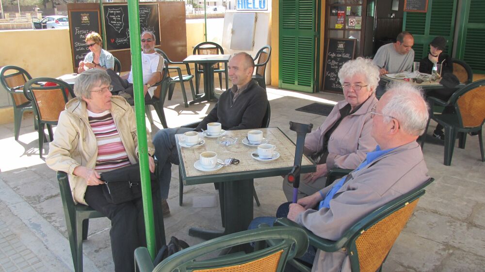 erster Kaffee im Café Mallorca Cala Sant Vicenç