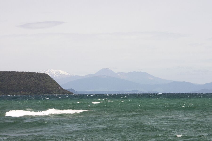 Lake Taupo mit Vulkanen