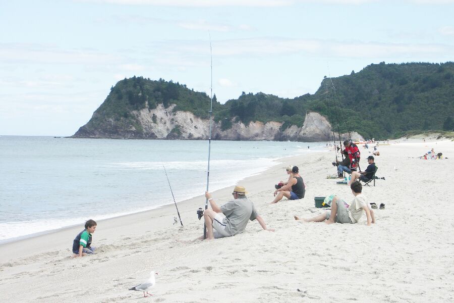 Angler an der Whiritoa Beach