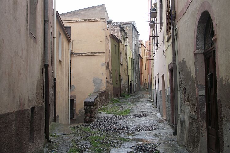 Bosa, Gasse im Regen