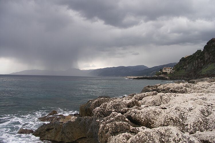 Cala Gonone, dräuender Regenschauer...
