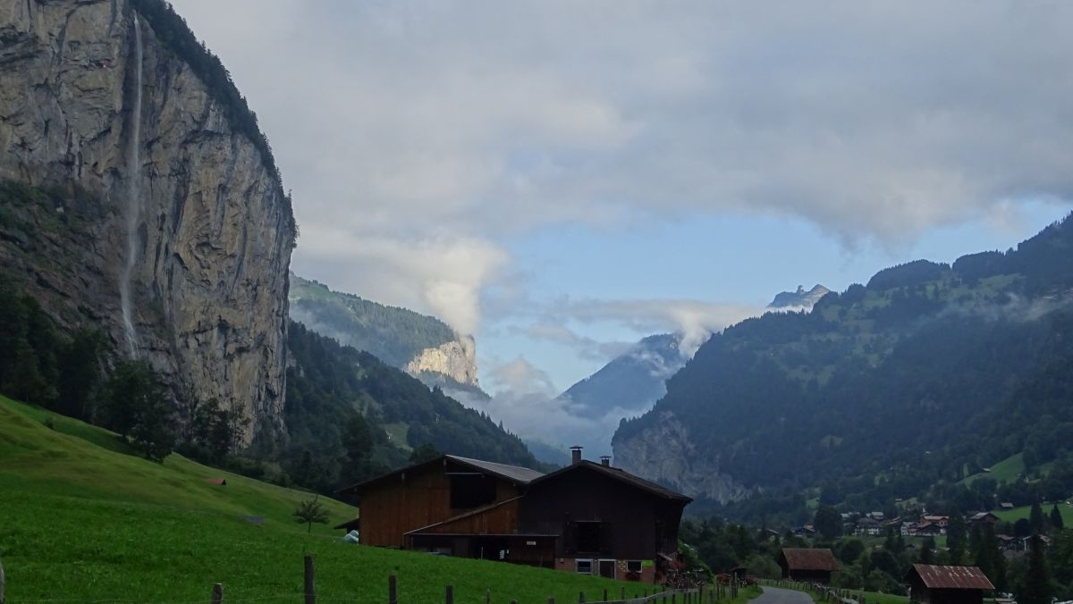 noch reicht die Sonne nicht ins Tal