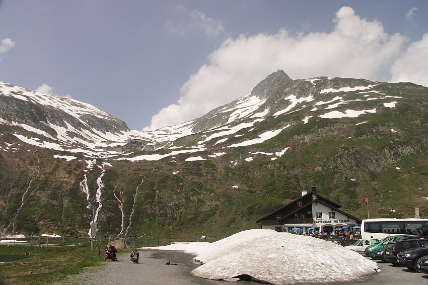 Oberalbpass (man beachte die sich gegenseitig stolz fotografierenden Motorradfahren, weglach)