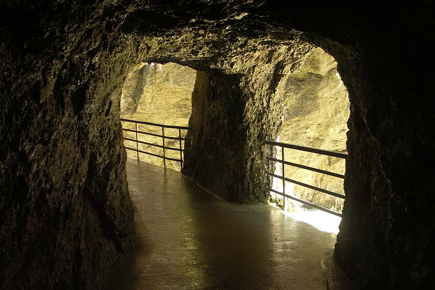 in der Aareschlucht, bequemer Wanderweg