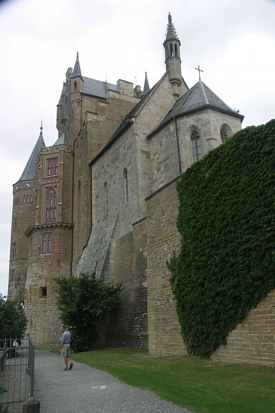 ..entpuppt sich beim Heranfahren als die Hohenzollernburg